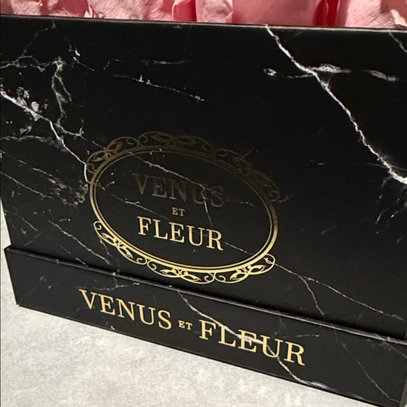 Venus Et Fleur Pink Roses in Black Box - Picture 4 of 9